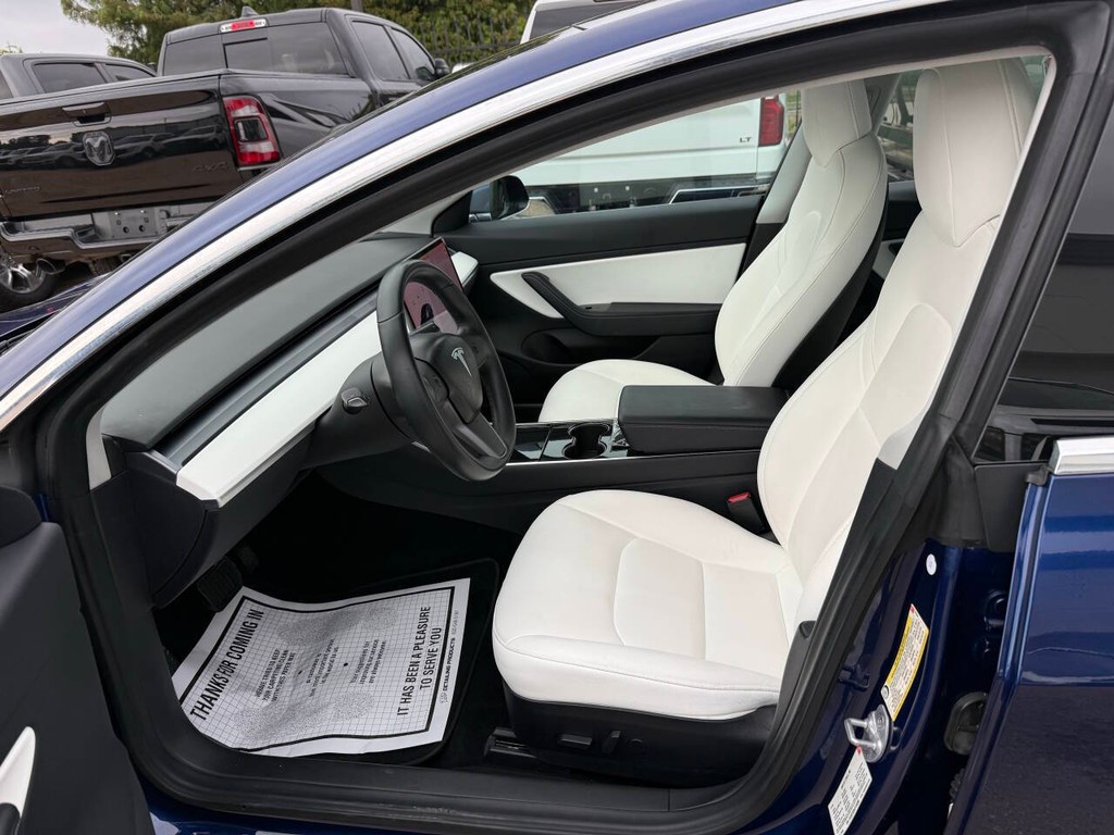 Tesla Model 3 Vehicle Full-screen Gallery Image 07