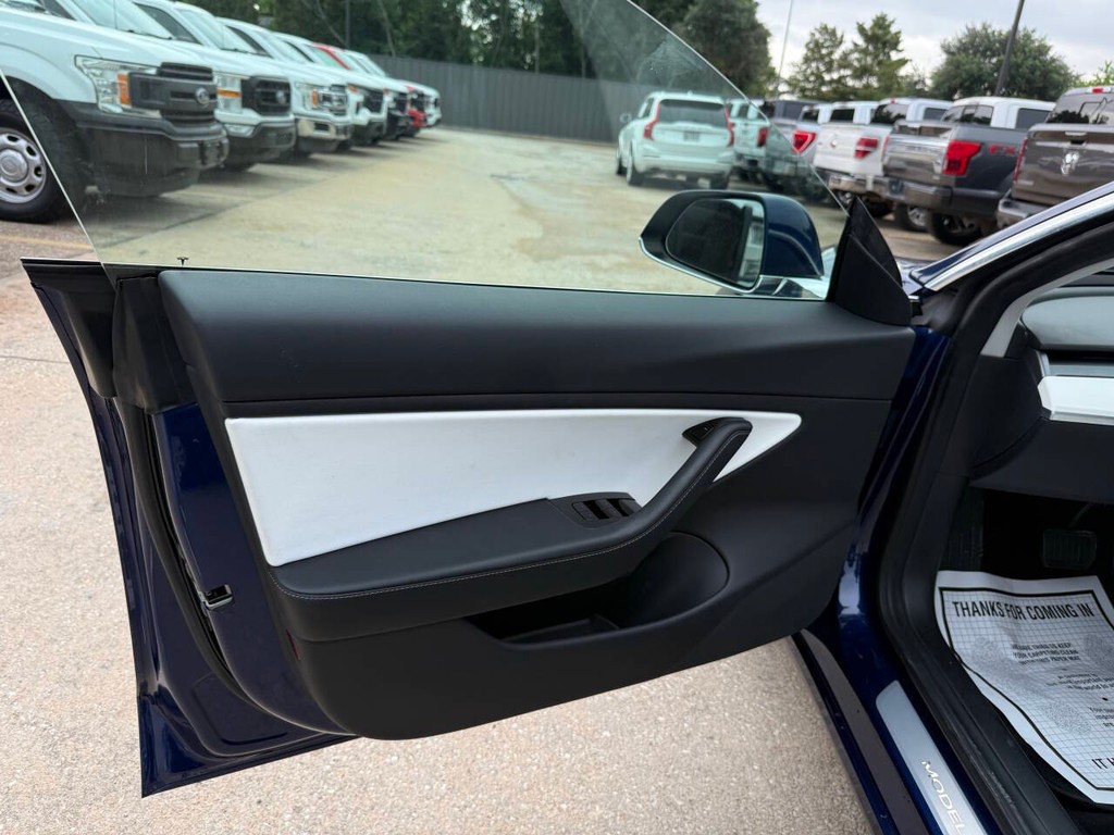 Tesla Model 3 Vehicle Full-screen Gallery Image 08