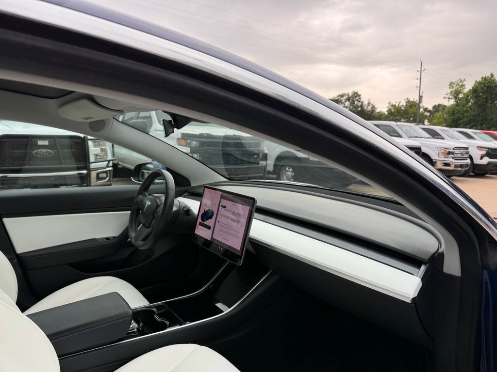 Tesla Model 3 Vehicle Full-screen Gallery Image 09
