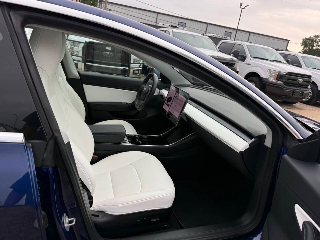 Tesla Model 3 Vehicle Full-screen Gallery Image 10