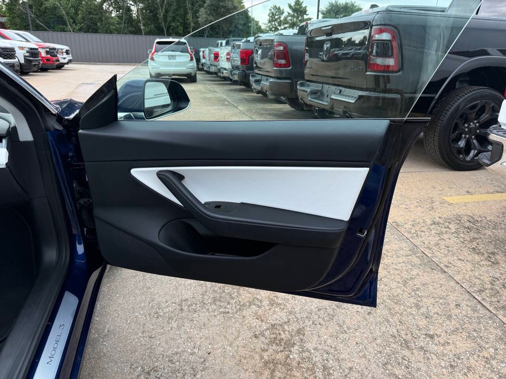 Tesla Model 3 Vehicle Full-screen Gallery Image 11