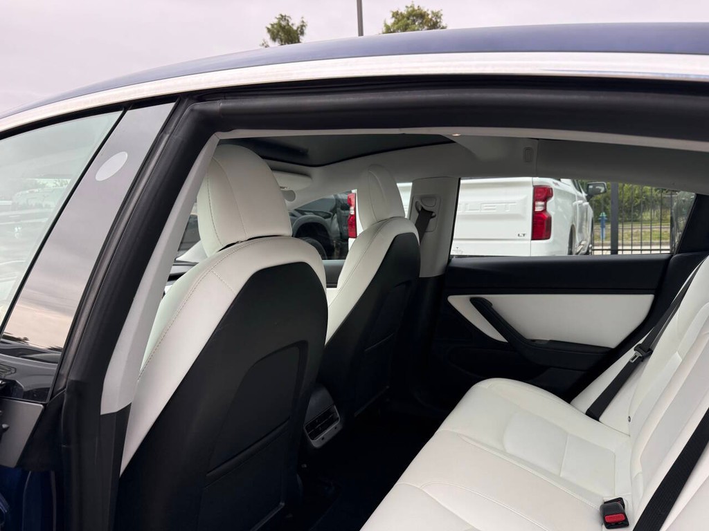 Tesla Model 3 Vehicle Full-screen Gallery Image 12