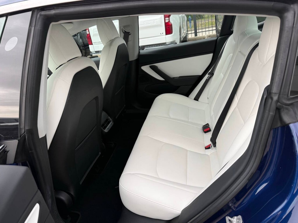 Tesla Model 3 Vehicle Full-screen Gallery Image 13