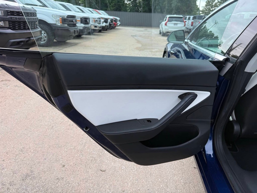 Tesla Model 3 Vehicle Full-screen Gallery Image 14