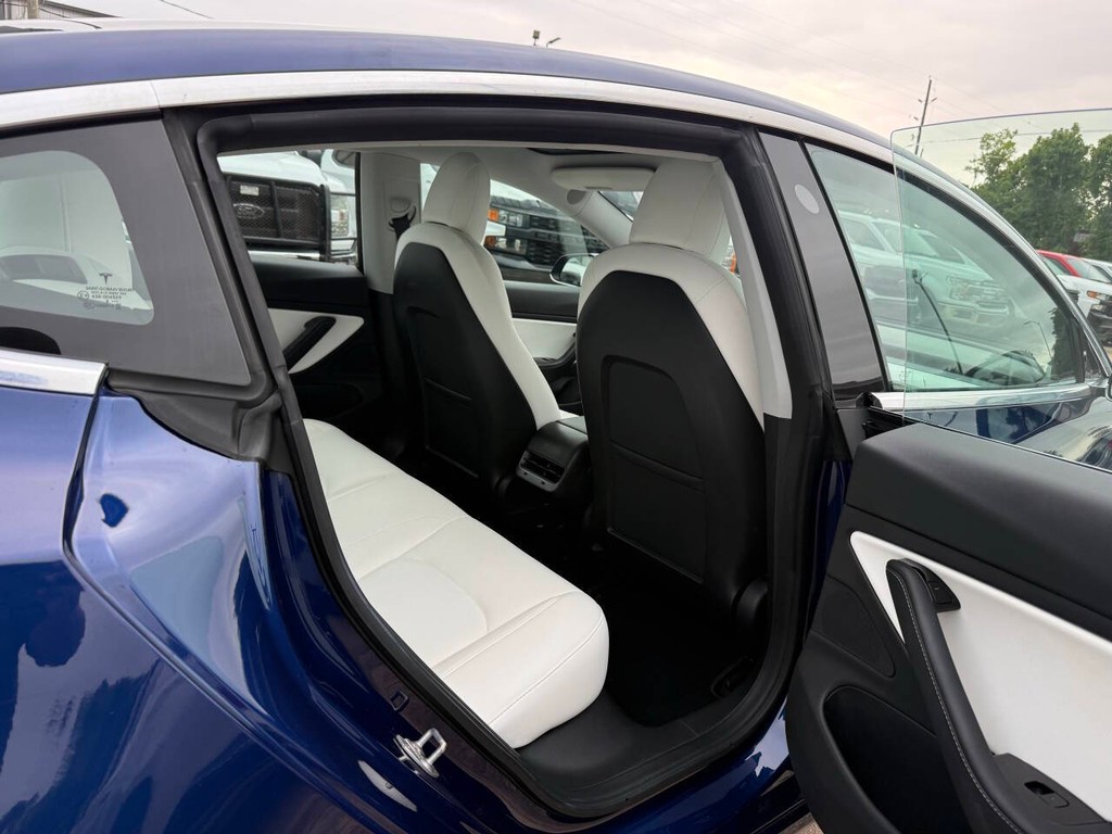 Tesla Model 3 Vehicle Full-screen Gallery Image 15