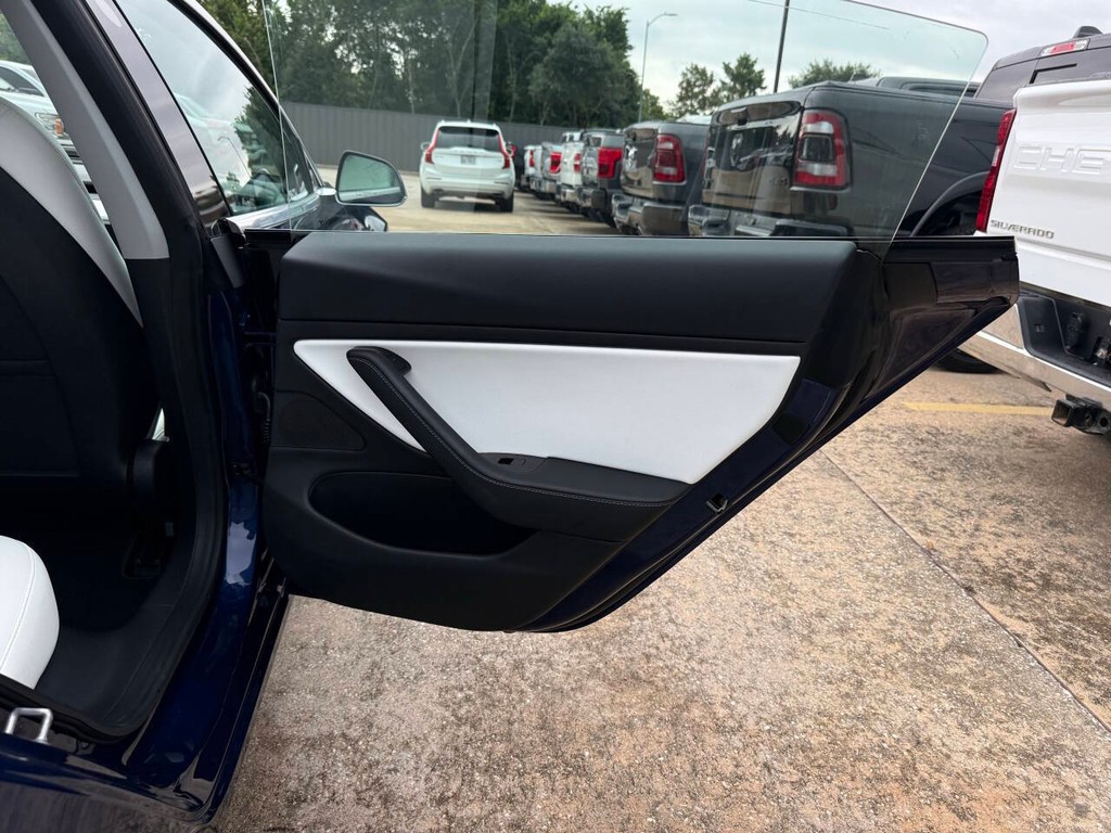 Tesla Model 3 Vehicle Full-screen Gallery Image 16