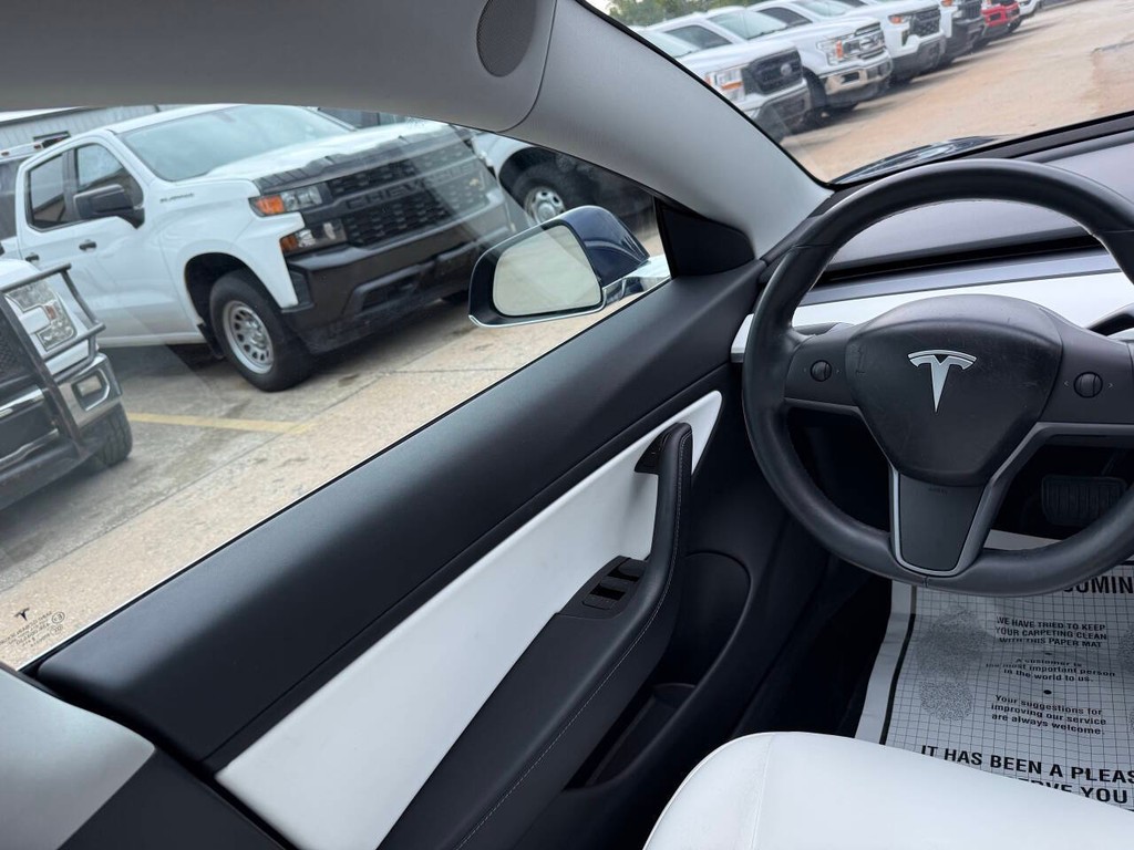 Tesla Model 3 Vehicle Full-screen Gallery Image 19