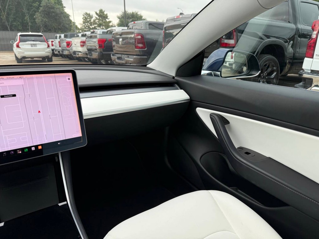 Tesla Model 3 Vehicle Full-screen Gallery Image 20