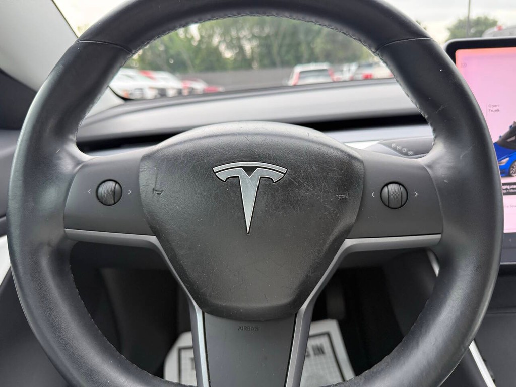 Tesla Model 3 Vehicle Full-screen Gallery Image 23