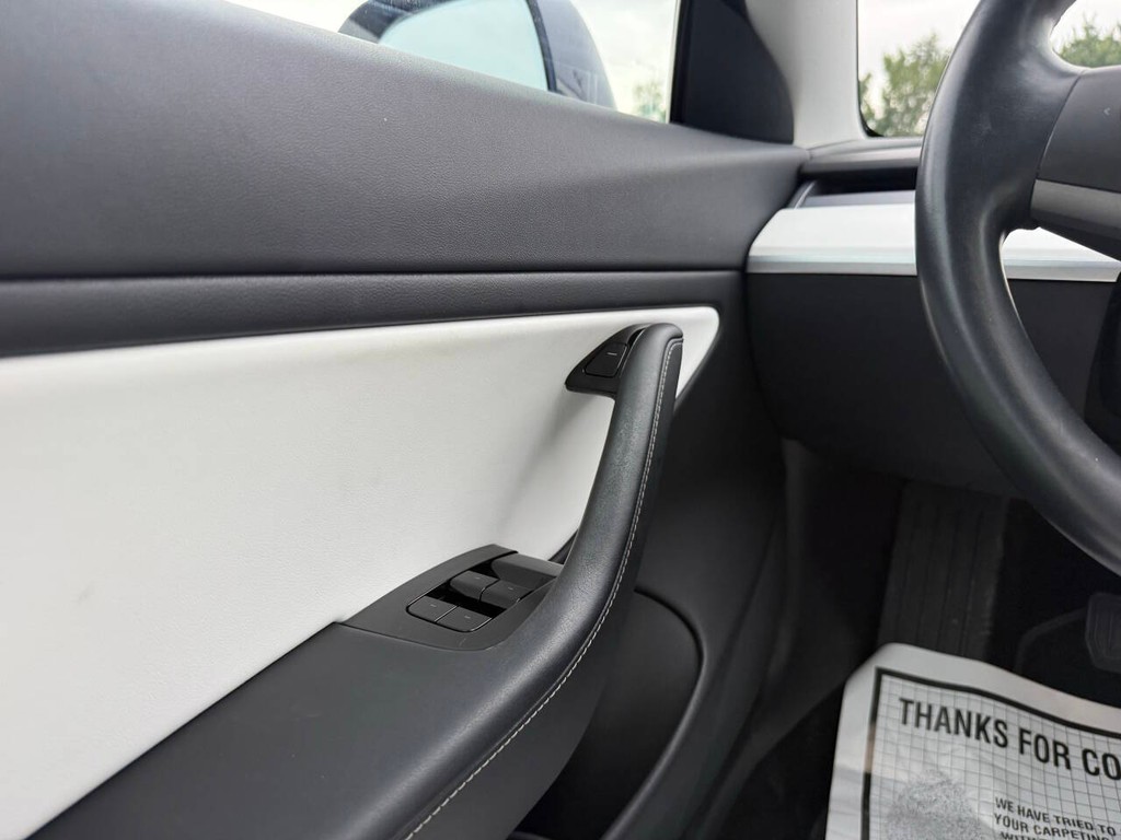 Tesla Model 3 Vehicle Full-screen Gallery Image 31