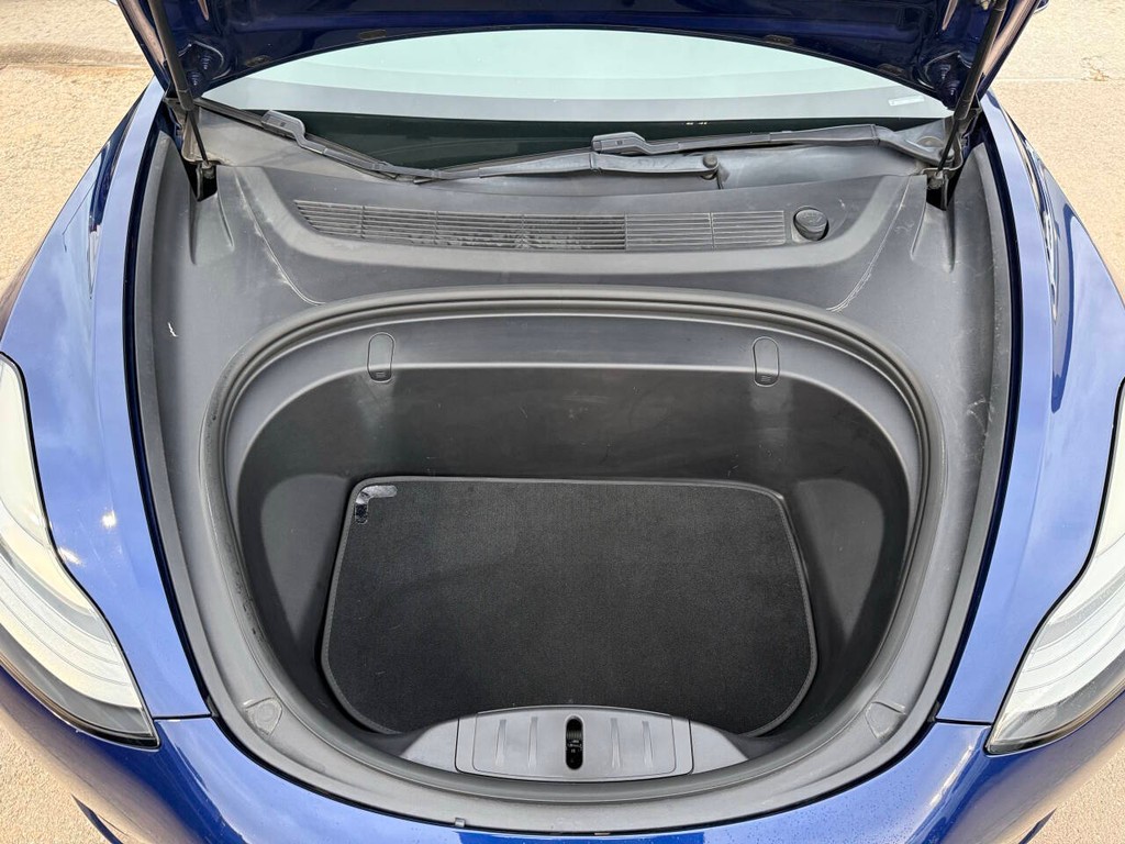 Tesla Model 3 Vehicle Full-screen Gallery Image 34