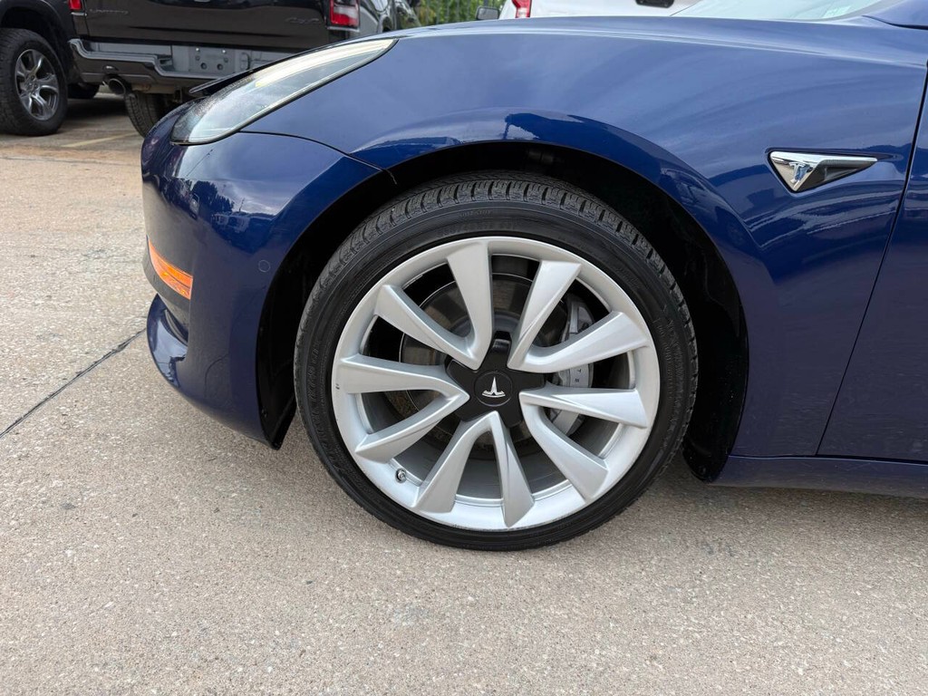 Tesla Model 3 Vehicle Full-screen Gallery Image 35