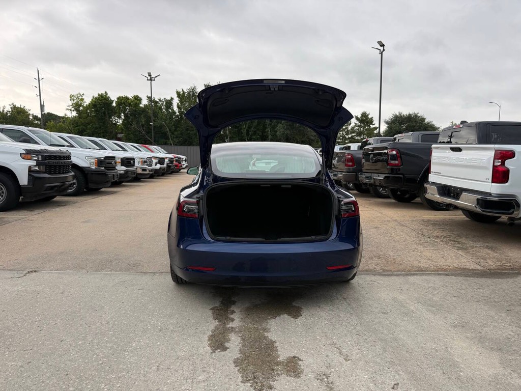 Tesla Model 3 Vehicle Full-screen Gallery Image 36