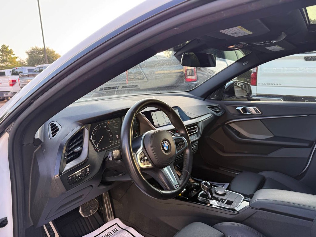 BMW 2 Series Vehicle Full-screen Gallery Image 06