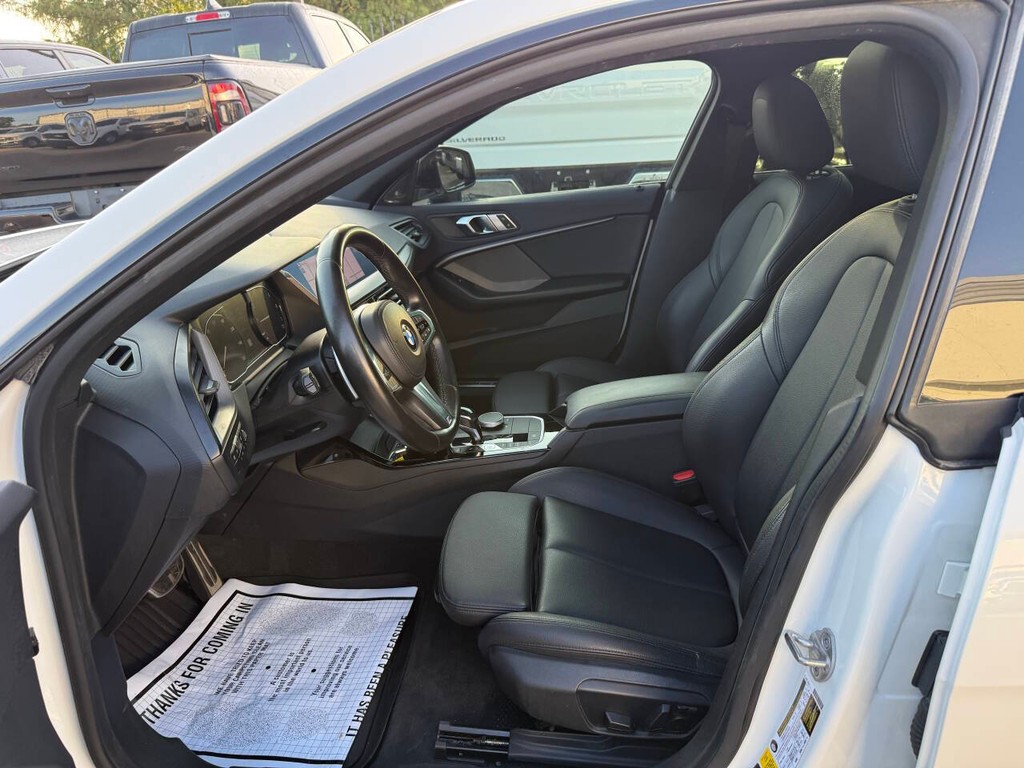 BMW 2 Series Vehicle Full-screen Gallery Image 07