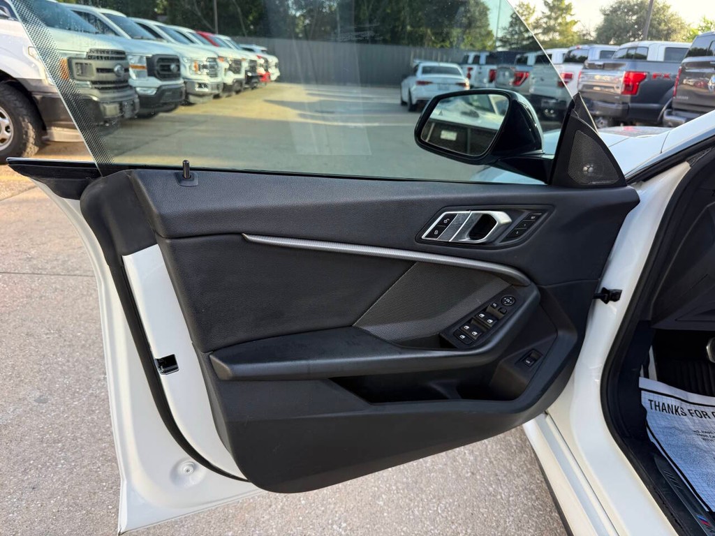 BMW 2 Series Vehicle Full-screen Gallery Image 08