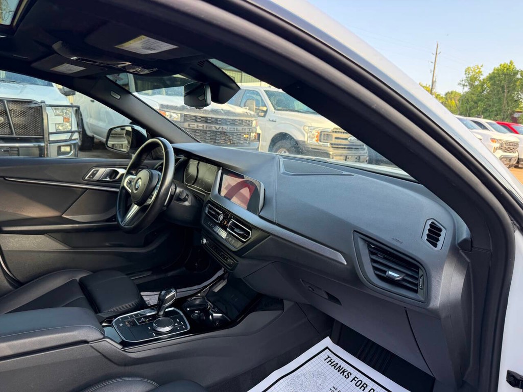 BMW 2 Series Vehicle Full-screen Gallery Image 09