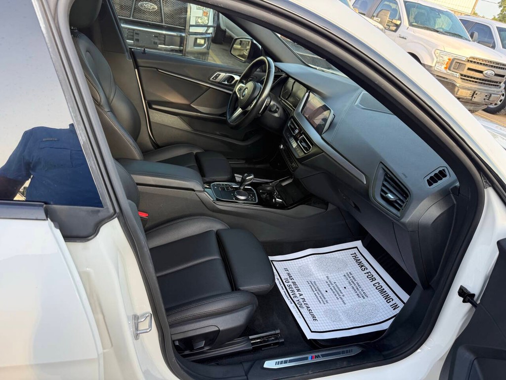 BMW 2 Series Vehicle Full-screen Gallery Image 10