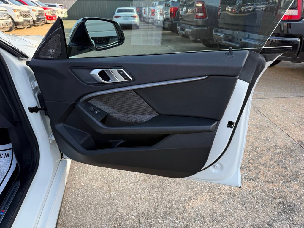 BMW 2 Series Vehicle Full-screen Gallery Image 11