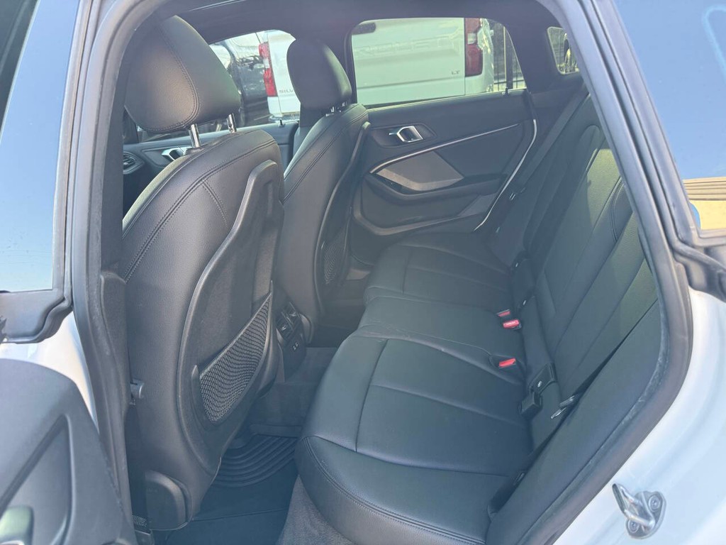 BMW 2 Series Vehicle Full-screen Gallery Image 13