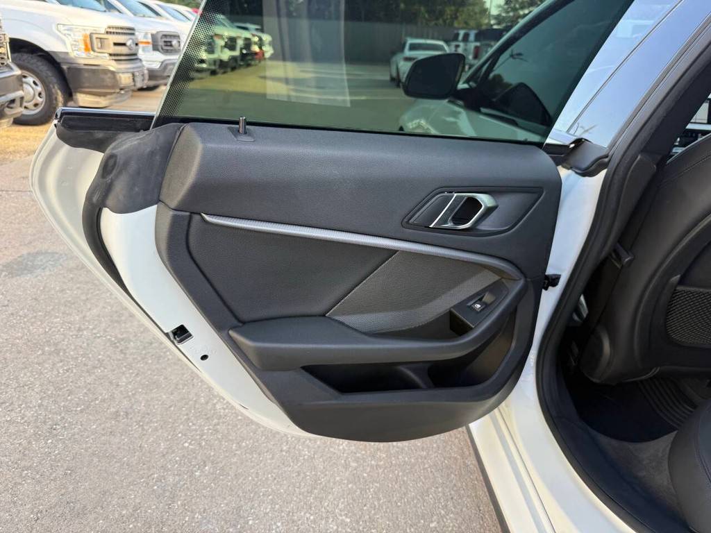BMW 2 Series Vehicle Full-screen Gallery Image 14