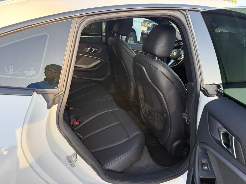 BMW 2 Series Vehicle Full-screen Gallery Image 15