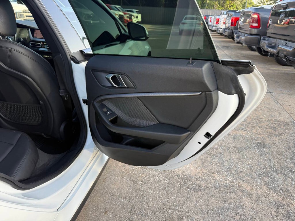 BMW 2 Series Vehicle Full-screen Gallery Image 16