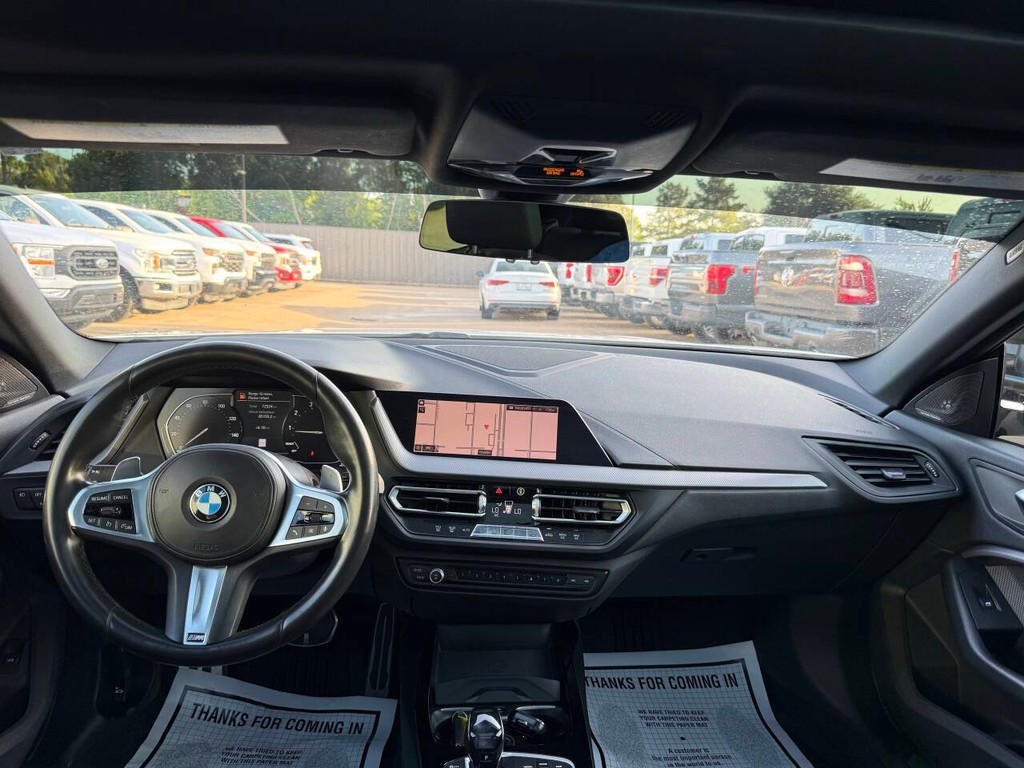BMW 2 Series Vehicle Full-screen Gallery Image 17
