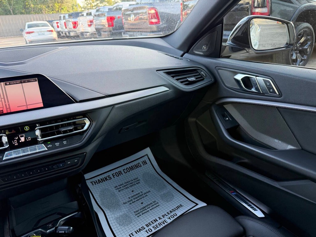 BMW 2 Series Vehicle Full-screen Gallery Image 20