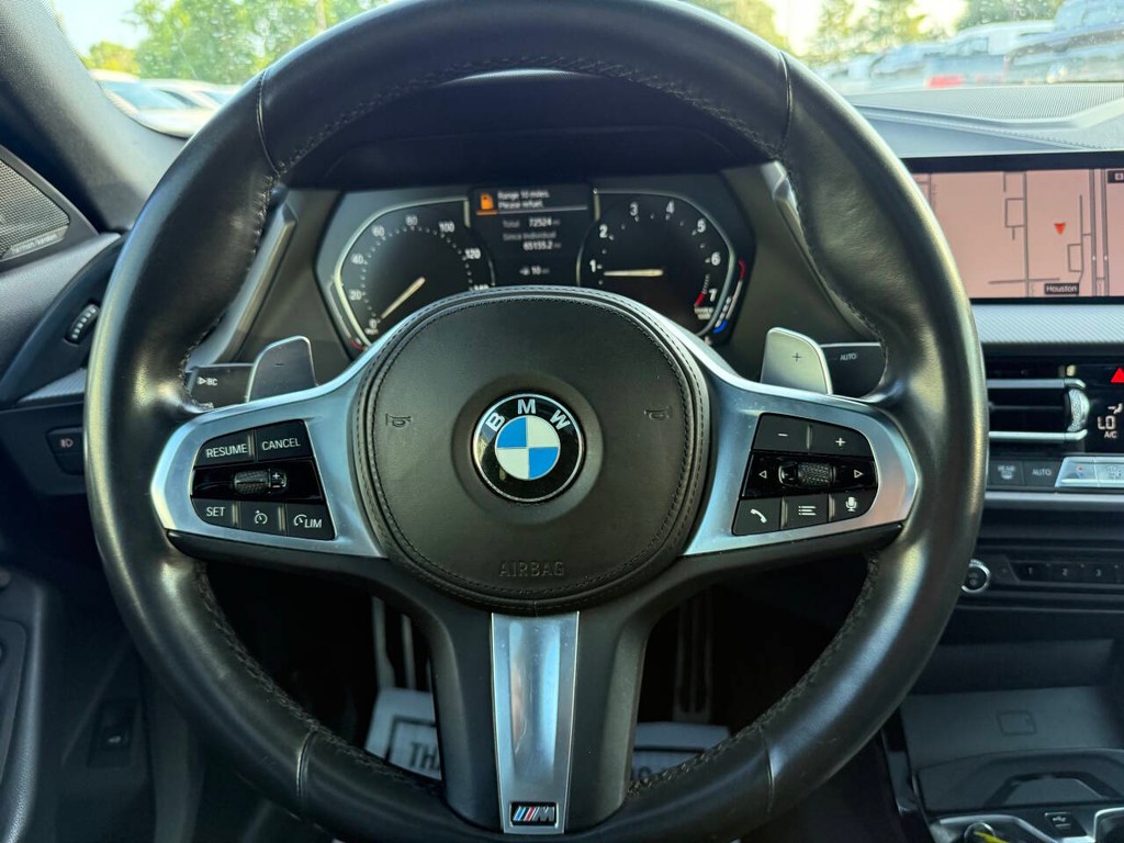 BMW 2 Series Vehicle Full-screen Gallery Image 24