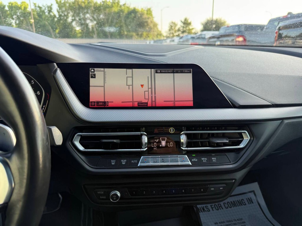 BMW 2 Series Vehicle Full-screen Gallery Image 25