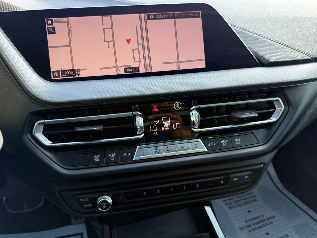 BMW 2 Series Vehicle Full-screen Gallery Image 27