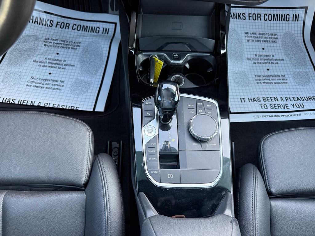BMW 2 Series Vehicle Full-screen Gallery Image 30