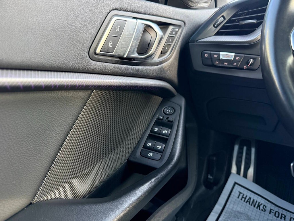 BMW 2 Series Vehicle Full-screen Gallery Image 31