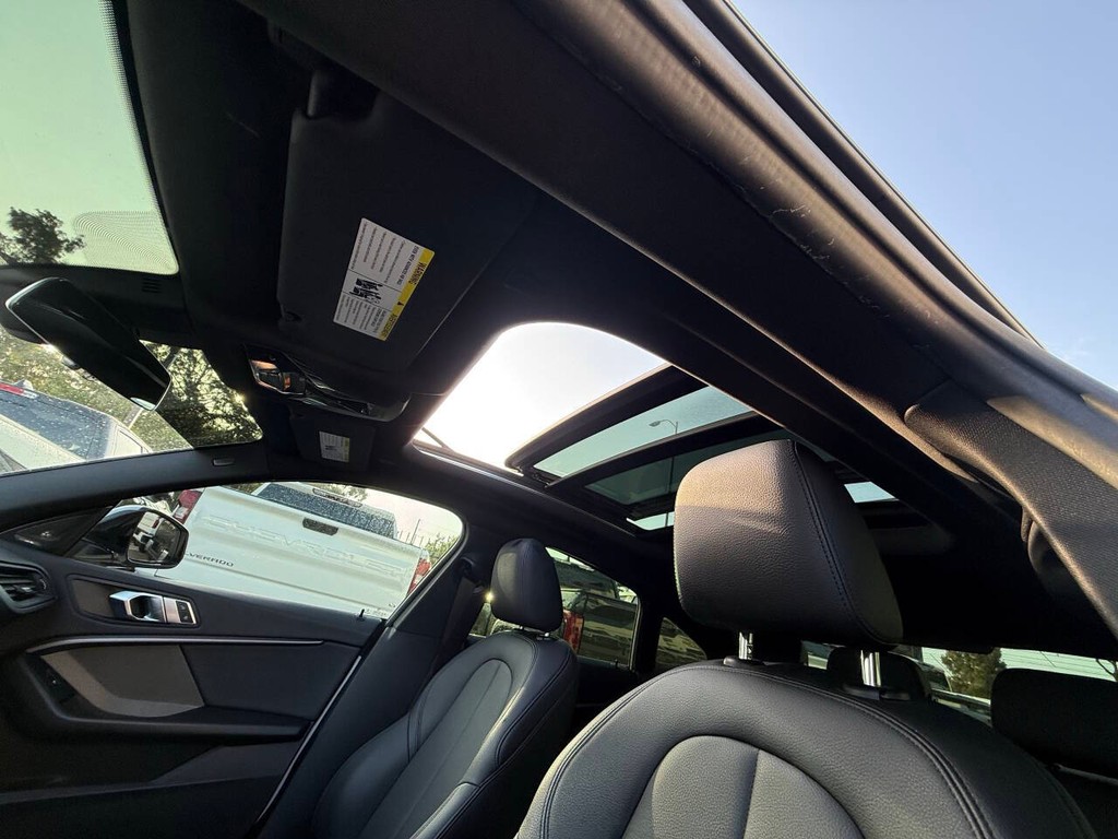 BMW 2 Series Vehicle Full-screen Gallery Image 32