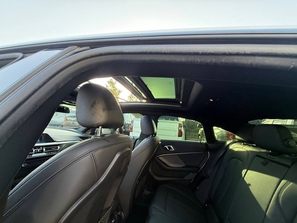 BMW 2 Series Vehicle Full-screen Gallery Image 33