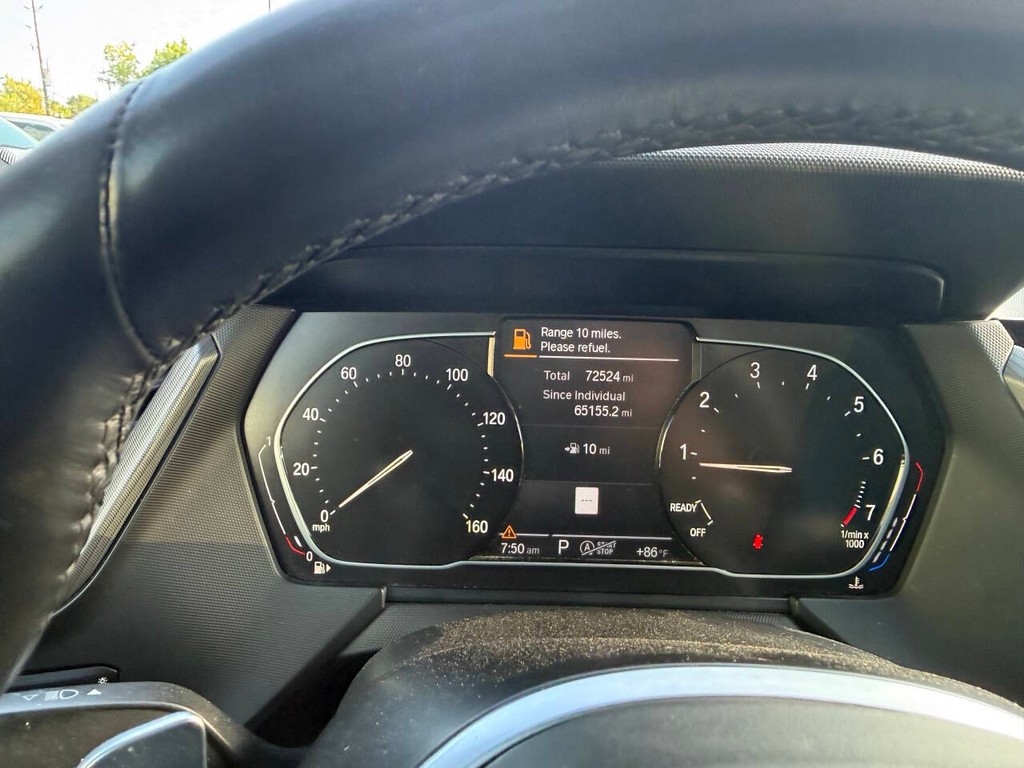 BMW 2 Series Vehicle Full-screen Gallery Image 35