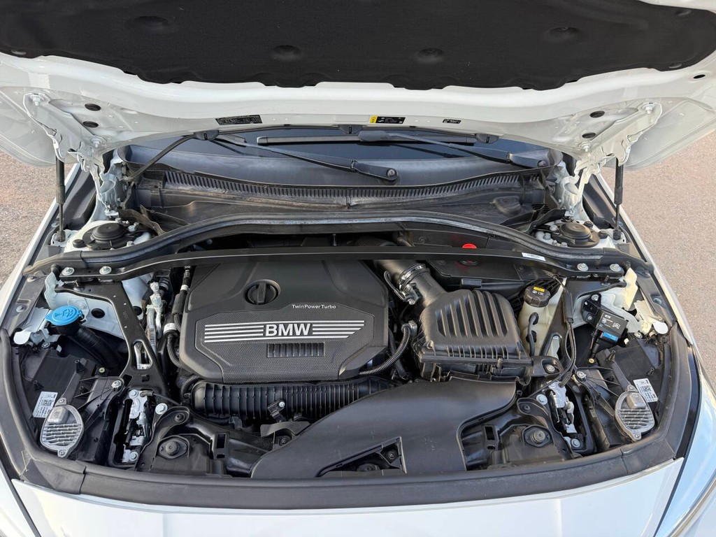 BMW 2 Series Vehicle Full-screen Gallery Image 38