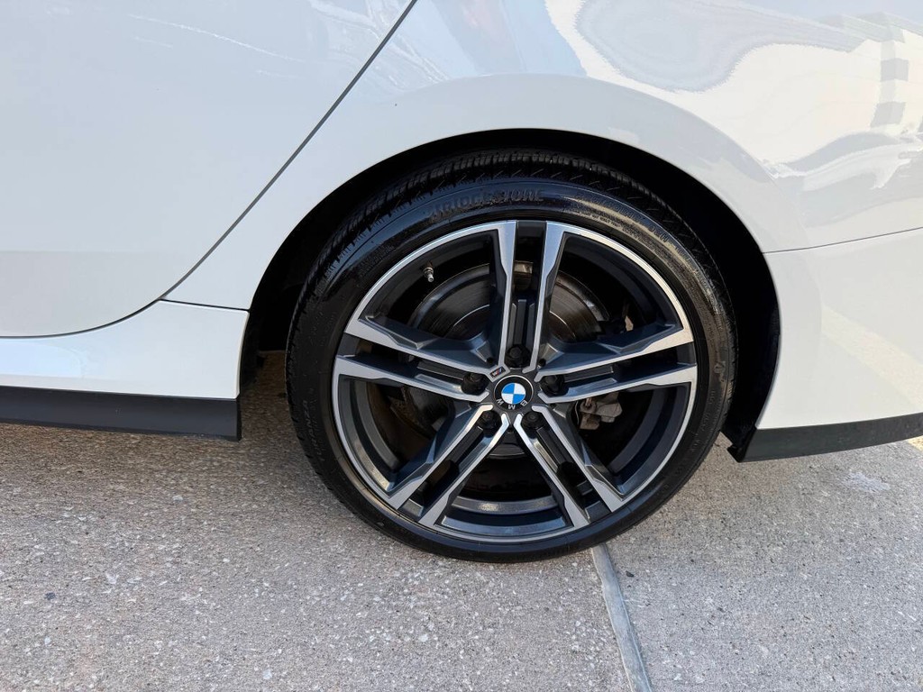 BMW 2 Series Vehicle Full-screen Gallery Image 39