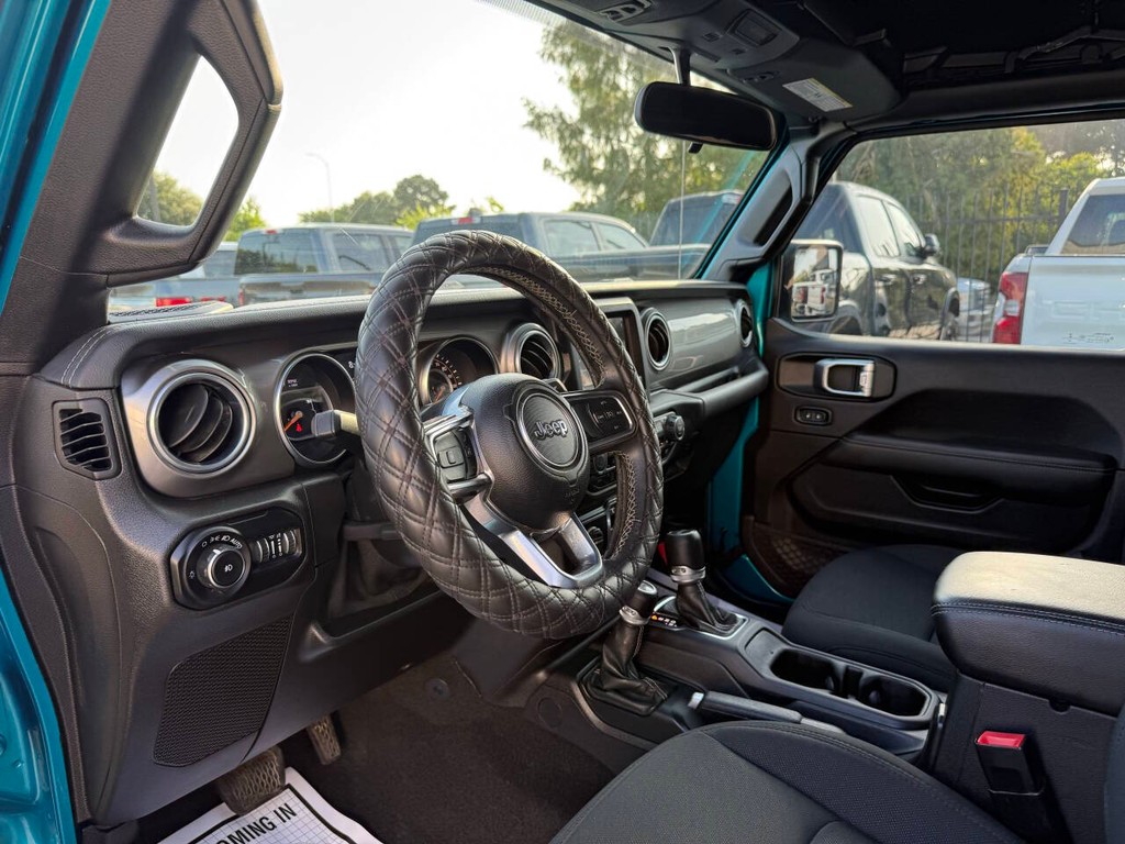 Jeep Wrangler Unlimited Vehicle Full-screen Gallery Image 06