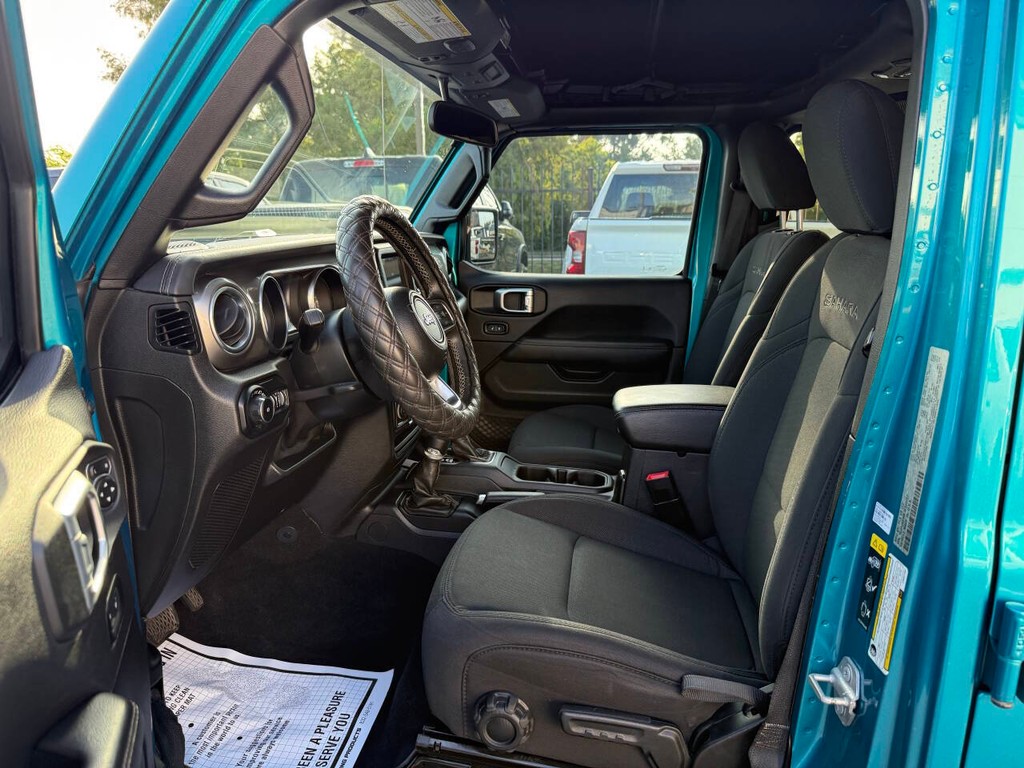 Jeep Wrangler Unlimited Vehicle Full-screen Gallery Image 07
