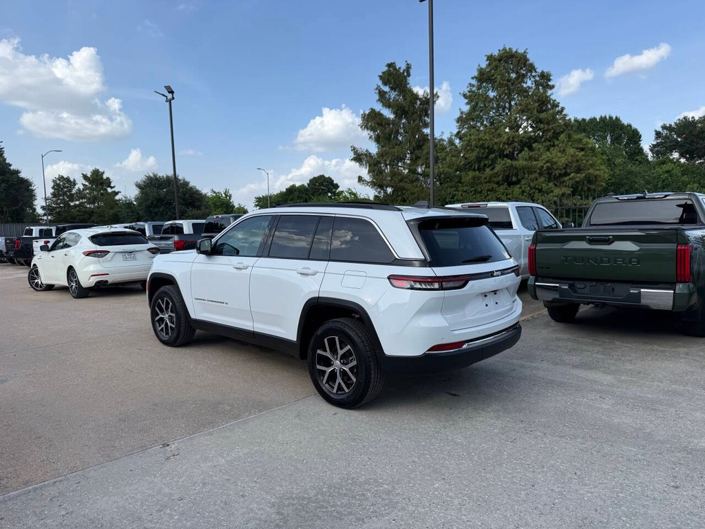 Jeep Grand Cherokee Vehicle Full-screen Gallery Image 04