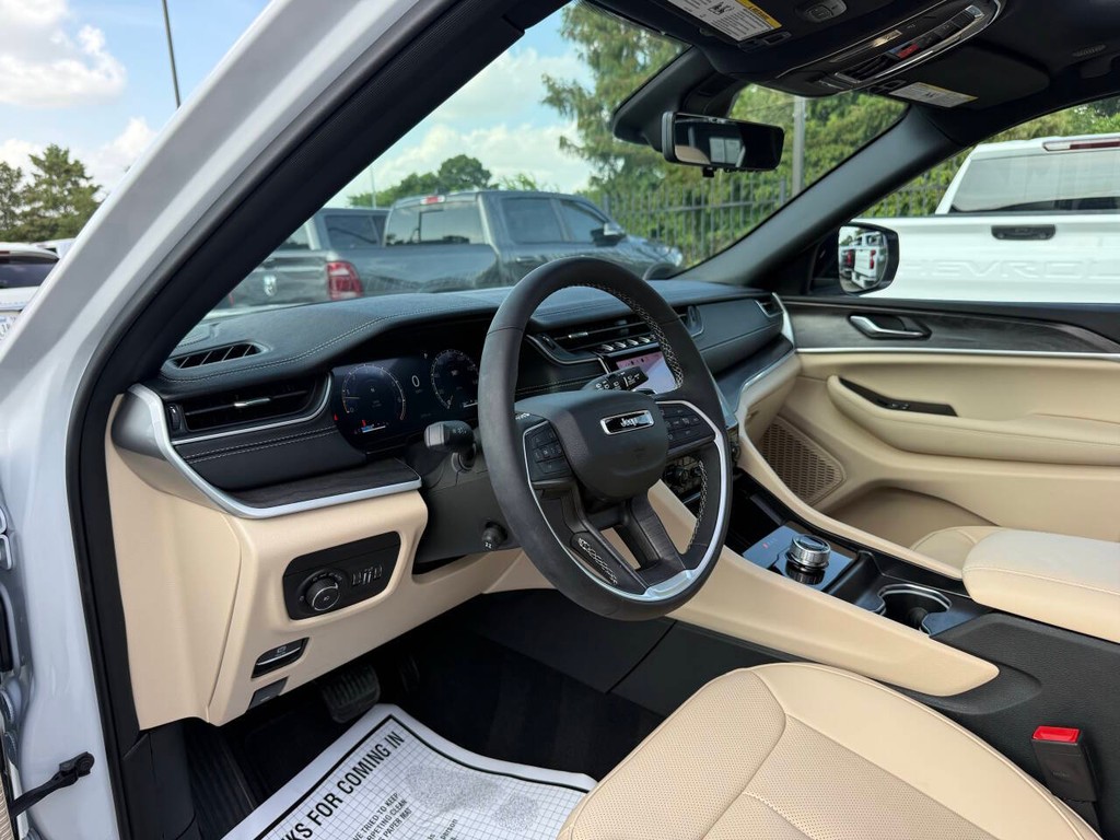 Jeep Grand Cherokee Vehicle Full-screen Gallery Image 06