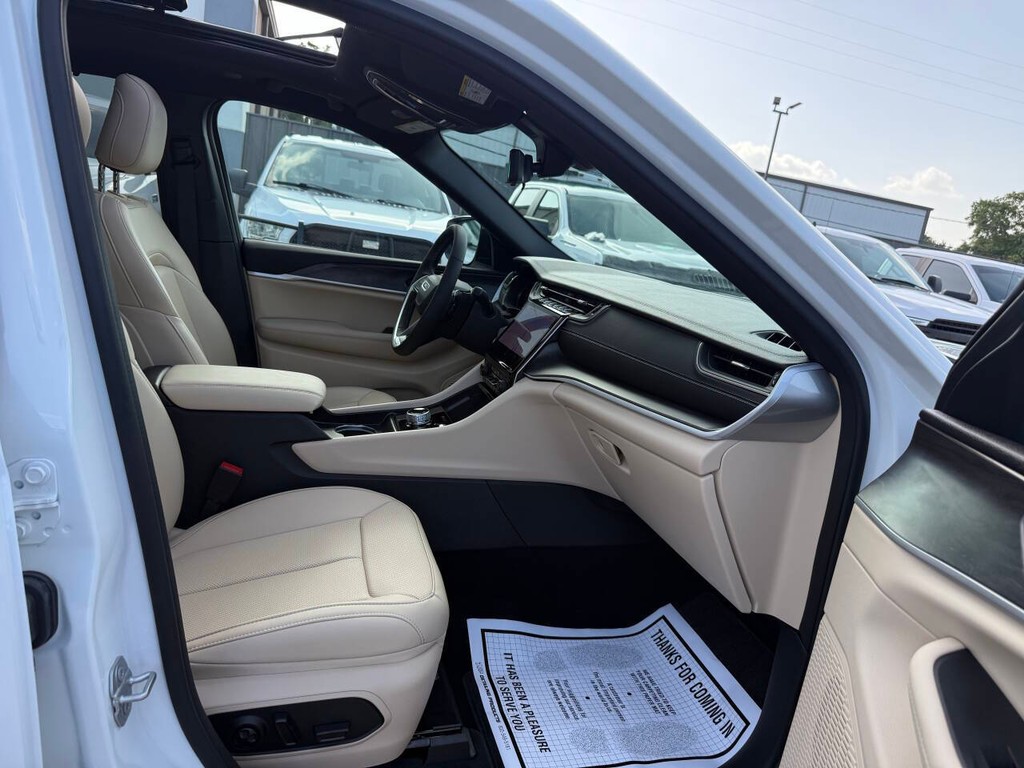 Jeep Grand Cherokee Vehicle Full-screen Gallery Image 10