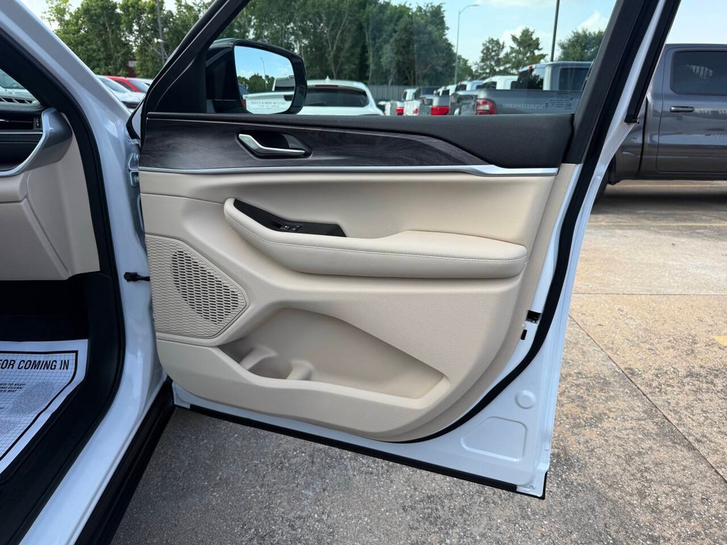 Jeep Grand Cherokee Vehicle Full-screen Gallery Image 11
