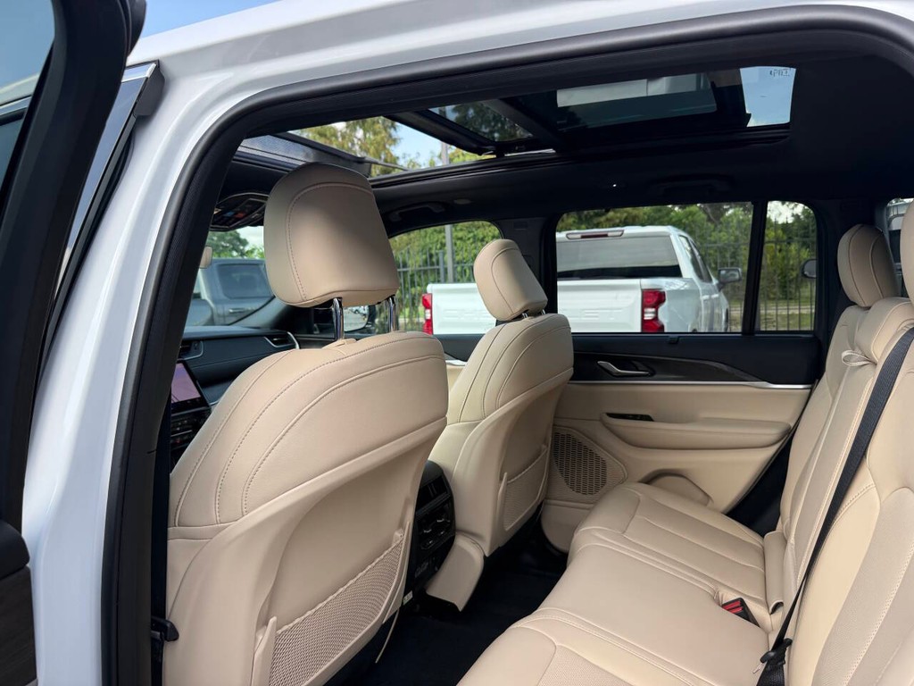 Jeep Grand Cherokee Vehicle Full-screen Gallery Image 12