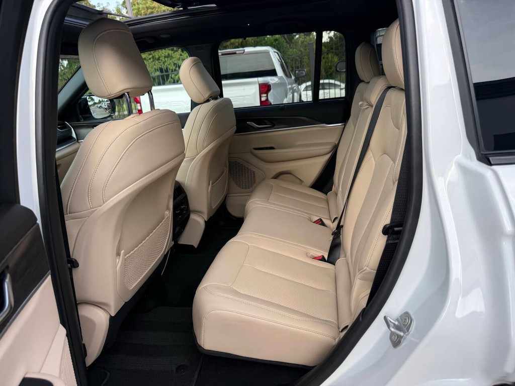 Jeep Grand Cherokee Vehicle Full-screen Gallery Image 13