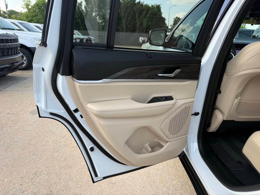 Jeep Grand Cherokee Vehicle Full-screen Gallery Image 14