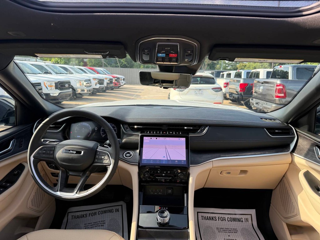 Jeep Grand Cherokee Vehicle Full-screen Gallery Image 15