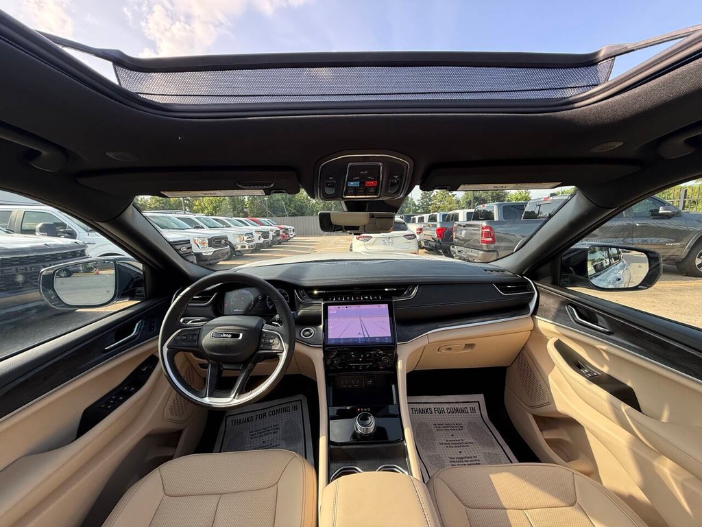 Jeep Grand Cherokee Vehicle Full-screen Gallery Image 16